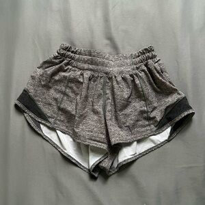 Lululemon Low Rise Hotty Hot Shorts 2.5”